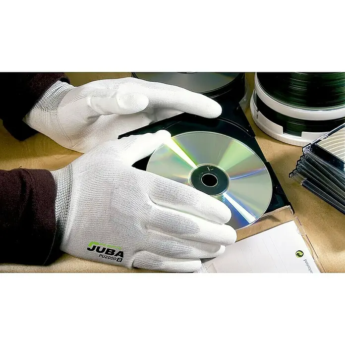 Juba Guantes de trabajo PU2000 - Talla del guante: 8, Blanco, 2 ud. - Un par de guantes blancos JUBA PU2000 8 manipulando un CD. Ideal para la manipulación delicada de objetos sensibles.