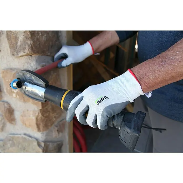 Juba Guantes de trabajo H113131 - Talla del guante: 8, Blanco/Negro, 2 ud. - Primer plano de un fontanero utilizando una herramienta de conexión de tuberías con guantes JUBA.