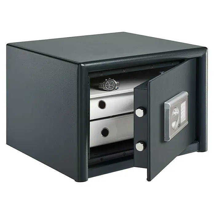 Burg-Wächter Möbeltresor Magno M 520 E - L x B x H: 445 x 495 x 360 mm, Anthrazit, Elektronisches Zahlenschloss - Ein grauer Safe mit geöffneter Tür, in dem sich eine Uhr und zwei Ordner befinden. Der Safe bietet Sicherheit für Wertsachen.
