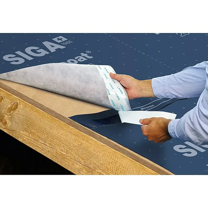 Siga Dachunterdeckbahn Majcoat 200 SOB - 20 m², 13,4 x 1,5 m, Polypropylen - Detailaufnahme des SIGA-Dachprodukts bei der Anbringung, das für seine hochwertige Abdichtung bekannt ist.