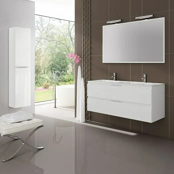 Camargue Mueble bajo de lavabo 2 senos Módena - L x An x Al: 45 x 140 x 50 cm, Blanco - La imagen muestra un baño moderno con un mueble de lavabo blanco con cajones, un gran espejo y un armario alto blanco.