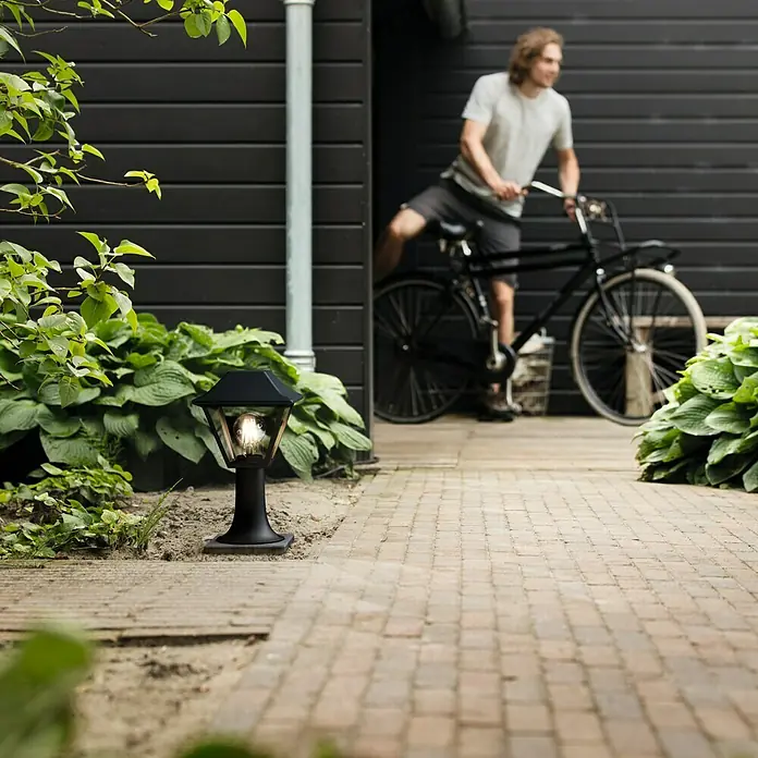 Philips Alpenglow Sobremuro exterior - 60 W, Color del marco: Negro, 18,6 x 18,6 x 31,6 cm, Sin bombillas - Esta luz exterior crea un ambiente cálido y acogedor en tu jardín. La lámpara es negra y tiene una forma clásica y hermosa.