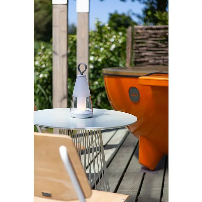 Lutec Akku-Tischleuchte PEPPER - 3 W, L x B x H: 12 x 12 x 29 cm, Weiß, RGBW - Stimmungsvolle LED-Laterne auf einem Gartentisch. Die Laterne mit Tragegriff sorgt für gemütliches Licht im Außenbereich. Schöne Dekoration für Garten und Terrasse.