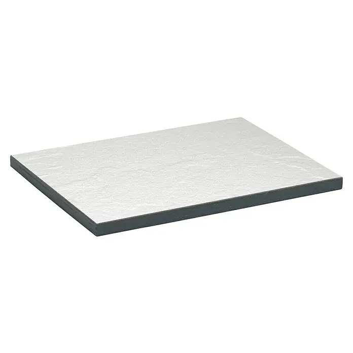 Bauallzweckplatte Fixmaß - Weiß, 2.650 x 1.300 x 6 mm - Nahaufnahme einer weißen Aluminiumverbundplatte, die die feine Textur und die robuste Konstruktion des Materials hervorhebt.