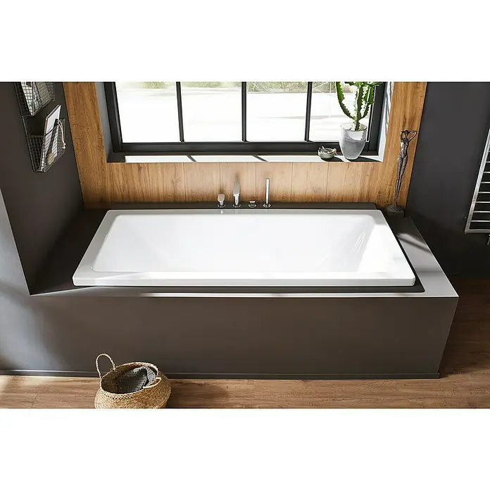 Kaldewei Badewanne Conoduo - 180 x 80 cm, Stahl-Email, Weiß - Großaufnahme einer modernen, weißen Badewanne in einem stilvollen Badezimmer mit Holzdetails und dunklen Wänden.