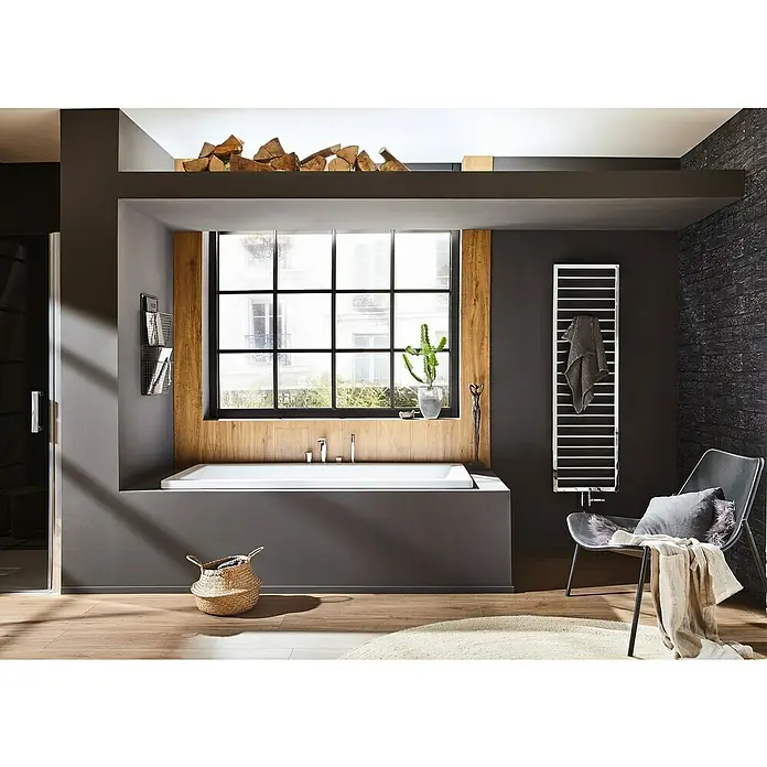 Kaldewei Badewanne Conoduo - 180 x 80 cm, Stahl-Email, Weiß - Elegantes Badezimmer mit Badewanne unter einem Fenster und rustikalem Holzdekor, das Wärme und Stil vereint.