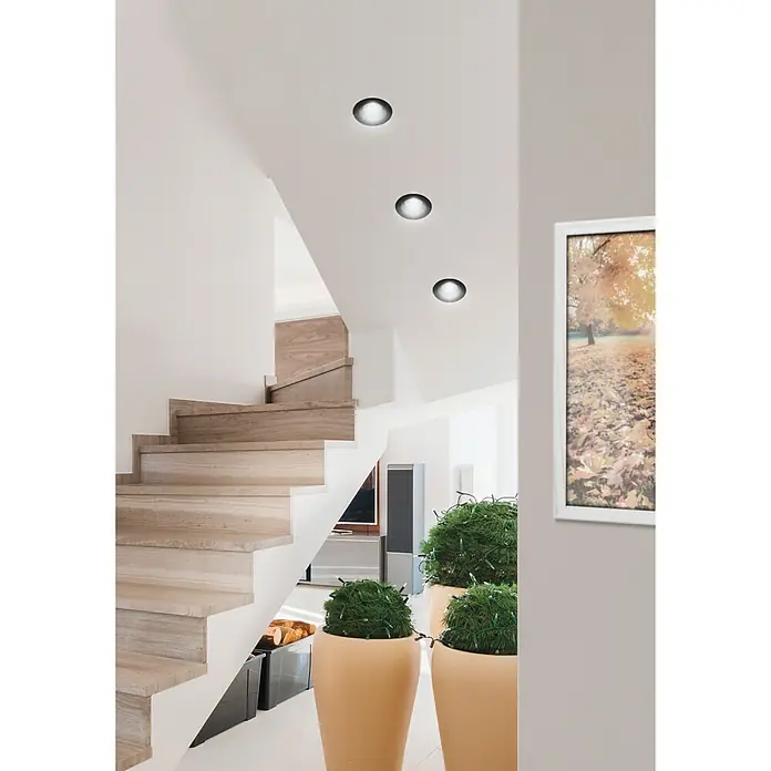 Eglo LED-Einbauleuchten-Set rund SALABATE - 18 W, Schwarz, Neutralweiß - Eine moderne Treppe mit eingelassenen Deckenleuchten sorgt für eine helle und einladende Atmosphäre im Haus.