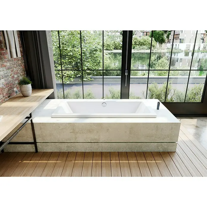 Kaldewei Badewanne Conoduo - 180 x 80 cm, Stahl-Email, Weiß - Moderne Badewanne in einem hellen Badezimmer mit Holzboden und großem Fenster mit Blick auf die Natur. Die Badewanne ist rechteckig und weiß.