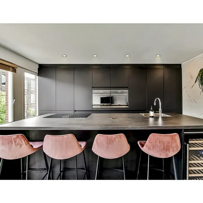 Eglo LED-Einbauleuchten-Set rund MAZUBY-LED 1 - 5 W, Nickel-matt, Warmweiß - Elegantes Küchendesign mit einer schwarzen Kücheninsel, stilvollen Barhockern in Rosa und integrierten Geräten für einen modernen Look.