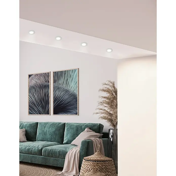 Eglo LED-Einbauleuchten-Set rund MAZUBY-LED 1 - 5 W, Weiß, Warmweiß - Wohnzimmer mit grüner Couch, zwei Kunstwerken und vier Deckenleuchten, die eine gemütliche Atmosphäre schaffen.