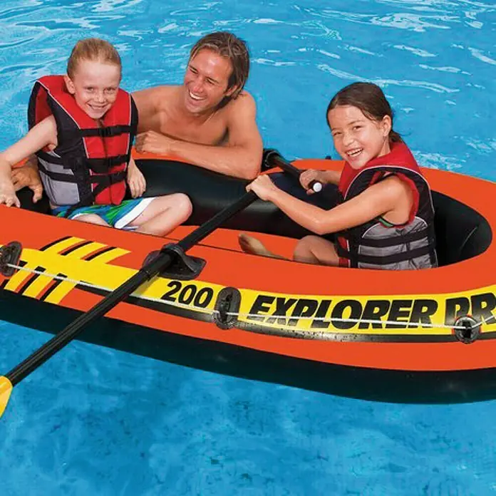Intex Bote hinchable Explorer Pro 200 - L x An x Al: 196 x 102 x 33 cm, Apto para: 1+1 personas, Carga útil: 120 kg - Un bote inflable naranja Explorer 200 que transporta a tres personas en agua azul.