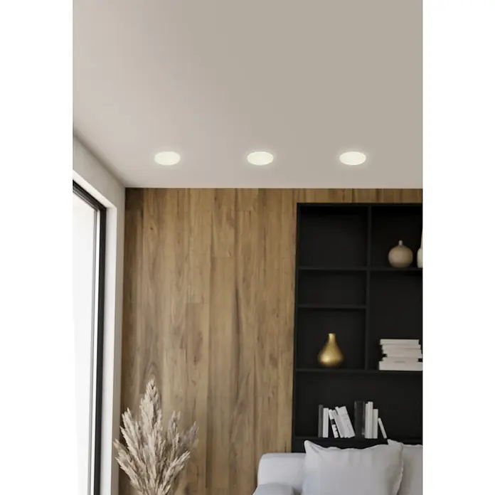 Eglo LED-Einbauleuchte rund RAPITA - 4,5 W, Ø x H: 7,5 x 2 cm, Weiß, Neutralweiß - Helle Deckenleuchten erhellen einen stilvollen Raum mit Holzpaneelen und einem schwarzen Bücherregal. Schlichtes Design für moderne Innenräume.