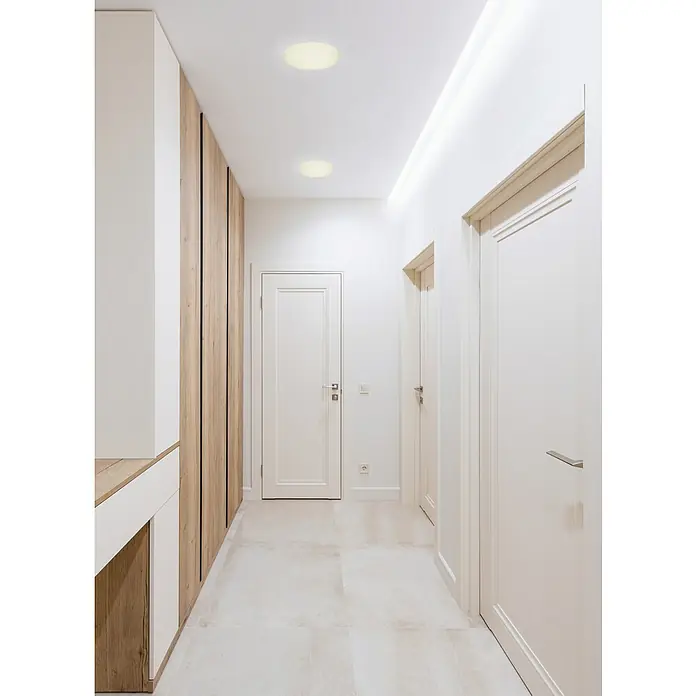 Eglo LED-Einbauleuchte rund RAPITA - 5,5 W, Ø x H: 10 x 2 cm, Weiß, Neutralweiß - Helle Fluransicht mit weißen Türen, Holzpaneelen und modernen Deckenleuchten, die eine einladende Atmosphäre schaffen.