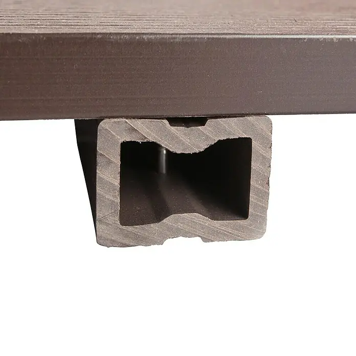 Dioco Loseta de WPC - Chocolate, An x L: 90 x 90 cm, 1 ud. - Primer plano de una sección transversal de tarima marrón composite con un recorte rectangular, ideal para exteriores.