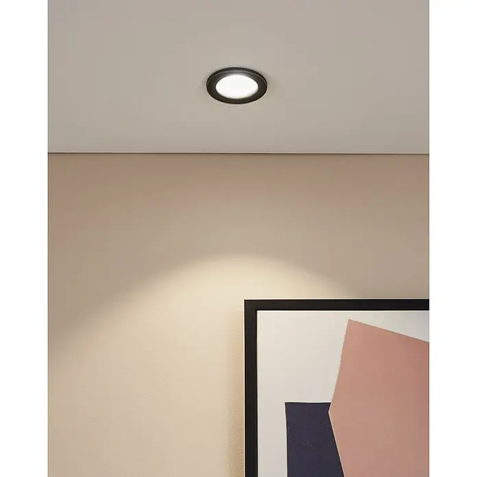 Eglo LED-Einbauleuchten-Set rund SALABATE18 W, Schwarz, Neutralweiß - Schlichte Deckenleuchte mit runder, dunkler Einfassung, die ein helles, gerichtetes Licht auf eine Wand wirft. Zeitgemäßes Design für moderne Räume.