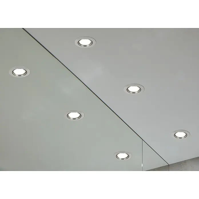 Eglo Einbauleuchten-Set MAZUBY5 W, Nickel-matt, Warmweiß - Deckenleuchten: Nahaufnahme von mehreren eingelassenen Deckenleuchten, die in einer glatten, hellen Decke installiert sind.