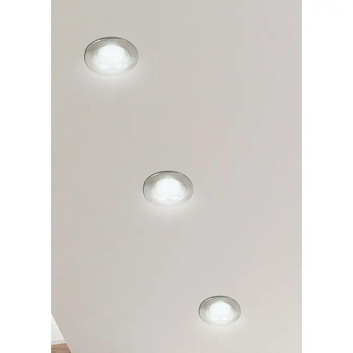 Eglo LED-Einbauleuchten-Set rund SALABATE - 18 W, Nickel-matt, Neutralweiß - Nahaufnahme von drei eingebauten LED-Deckenleuchten mit runden silbernen Rahmen, die in einer weißen Decke installiert sind und ein helles, weißes Licht ausstrahlen.