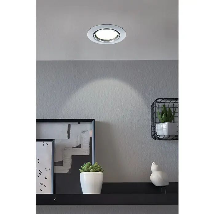 Eglo Einbauleuchten-Set MAZUBY - 5 W, Chrom, Warmweiß - Nahaufnahme einer runden LED-Deckenleuchte mit Chromfassung, die ein helles, einladendes Licht in den Raum wirft.