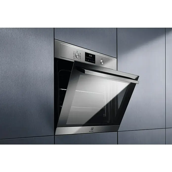 Electrolux Horno empotrado EOH4P56BX - Número de tipos de calentamiento: 9 ud., Volumen horno: 65 l - Un horno Electrolux moderno de acero inoxidable con la puerta abierta, integrado en un mueble de cocina gris que complementa el diseño.