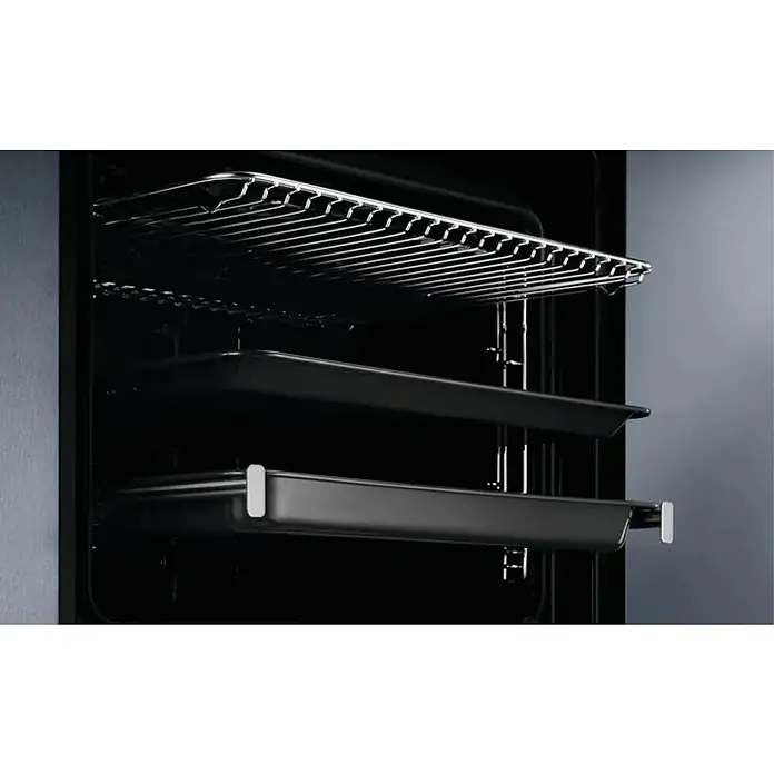 Electrolux Horno empotrado EOH4P56BX - Número de tipos de calentamiento: 9 ud., Volumen horno: 65 l - Vista interior de un horno AEG con estantes y bandejas, diseñado para optimizar el espacio de cocción. El diseño parece funcional y eficiente.