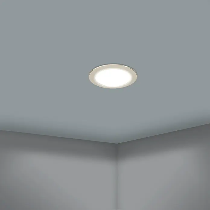 Eglo LED-Einbauleuchten-Set rund CALOGNE - 3 W, Ø x H: 8,6 x 4 cm, Nickel - Deckenleuchte in einem grauen Raum. Die LED-Leuchte ist in die Decke eingelassen und gibt ein warmes, helles Licht ab, das den Raum erhellt.