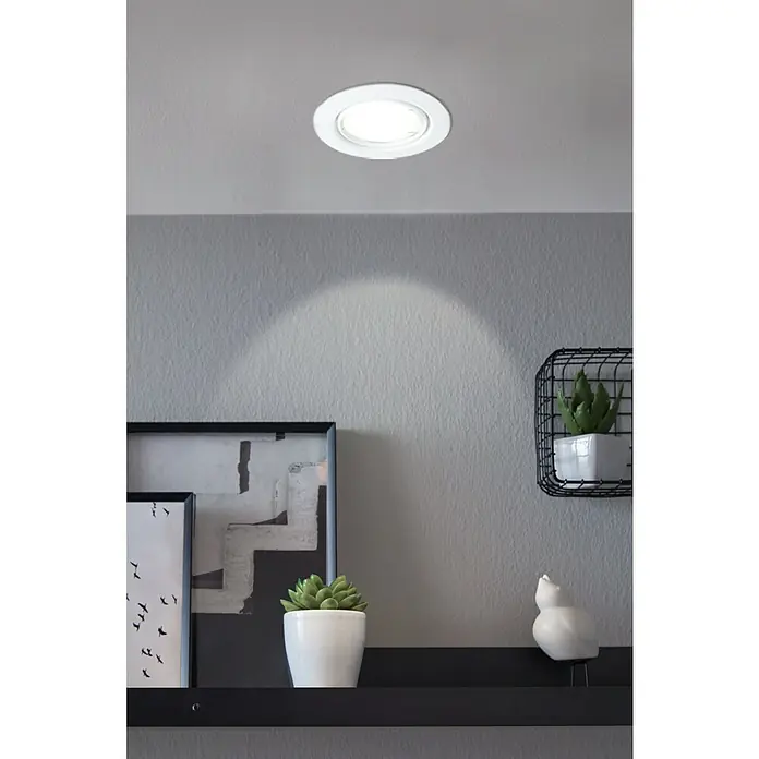 Eglo Einbauleuchten-Set MAZUBY - 5 W, Weiß, Warmweiß - Ein weißer LED-Deckeneinbaustrahler ist an einer grauen Decke montiert und beleuchtet den Bereich darunter, wo Dekoration auf einem Regal steht.