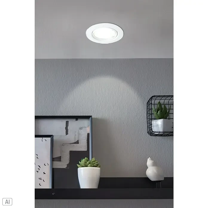 Eglo Einbauleuchten-Set MAZUBY - 5 W, Weiß, Warmweiß - Ein weißer LED-Deckeneinbaustrahler ist an einer grauen Decke montiert und beleuchtet den Bereich darunter, wo Dekoration auf einem Regal steht.