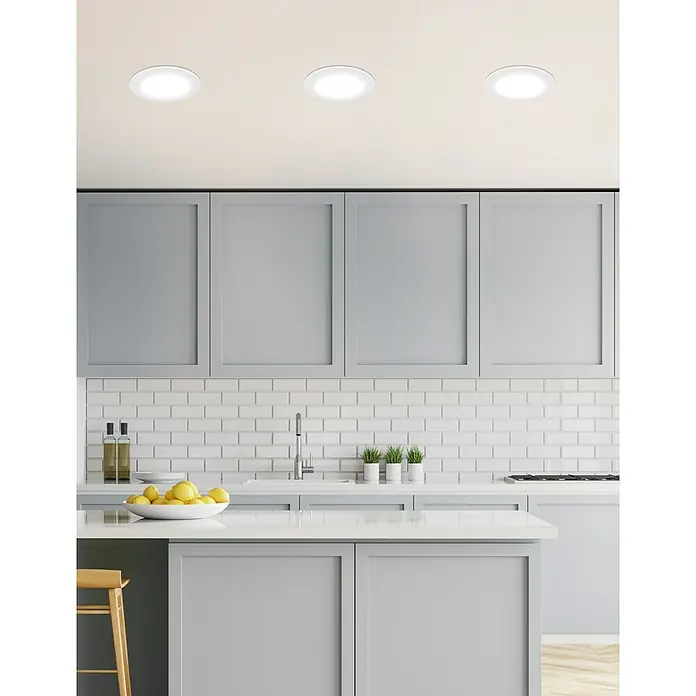 Eglo LED-Einbauleuchten-Set rund ABIUL - 3,2 W, Ø x H: 8,6 x 4 cm, Weiß, RGBW - Moderne Küche mit grauen Schränken und drei LED-Deckeneinbauleuchten, die ein helles, einladendes Ambiente schaffen. Elegantes Design für zeitgemäße Wohnräume.