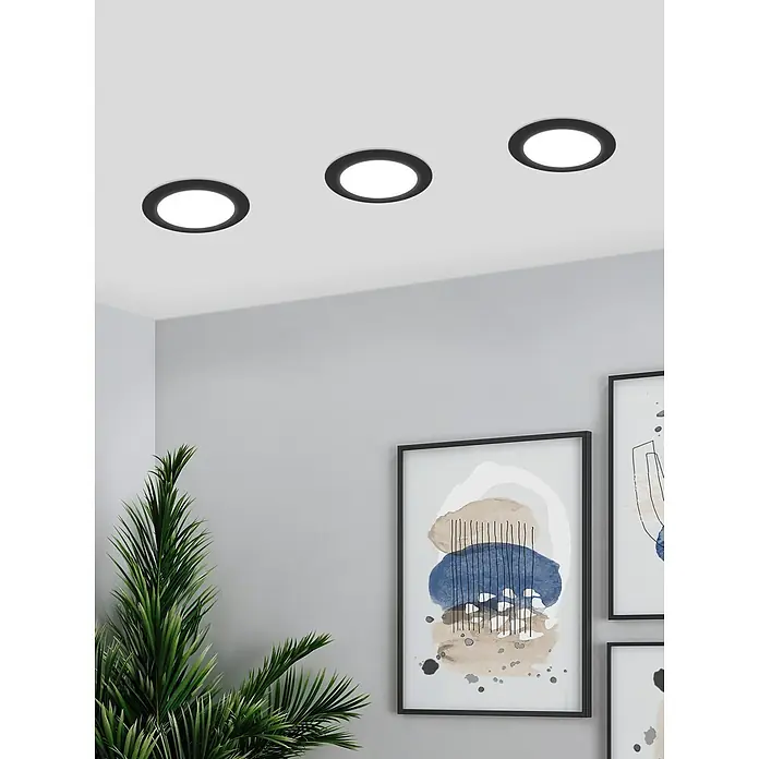Eglo LED-Einbauleuchten-Set rund ABIUL - 3,2 W, Ø x H: 8,6 x 4 cm, Schwarz, RGBW - Das Bild zeigt drei runde LED-Deckeneinbauleuchten mit schwarzem Rand, die eine moderne und helle Beleuchtung in einem stilvollen Raum bieten.