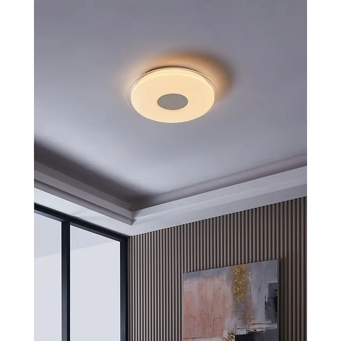 Eglo LED-Deckenleuchte rund LANCIANO-Z - 44,8 W, Ø x H: 560 mm x 8 cm, Weiß - Eine runde Deckenleuchte mit einem Loch in der Mitte strahlt warmes Licht in einem modernen Raum.