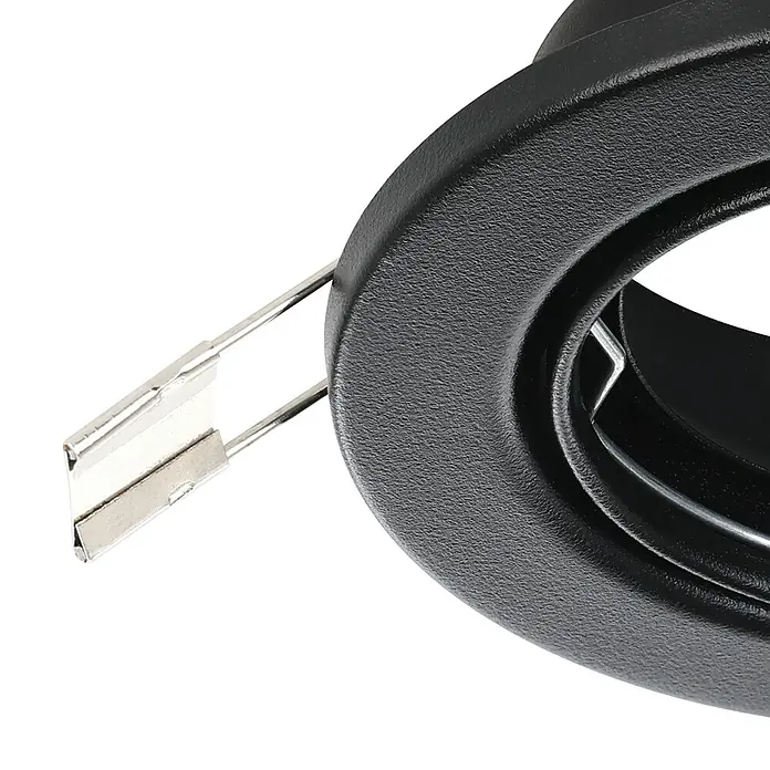 Eglo Einbauleuchten-Set AGULO 1 - 105 W, Ø x H: 8,5 x 2,5 cm, Schwarz - Nahaufnahme einer schwarzen Deckenleuchte mit silberfarbenen Befestigungsklammern, ideal für moderne Innenräume.