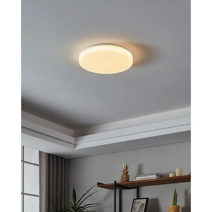 Eglo connect.z LED-Deckenleuchte rund TOTARI-Z - 19,2 W, Ø x H: 380 mm x 7 cm, Weiß - Nahaufnahme einer modernen runden LED-Deckenleuchte mit Sternenmuster, die ein warmes Licht in einem stilvollen Raum erzeugt.