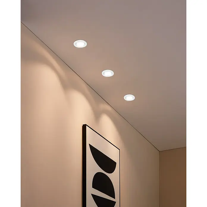 Eglo Einbauleuchten-Set AGULO 1 - 105 W, Ø x H: 8,5 x 2,5 cm, Weiß - Deckenleuchten erhellen einen Raum mit einem stilvollen Kunstwerk an der Wand. Elegante Beleuchtung für modernes Ambiente.