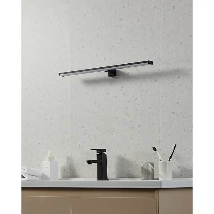 Eglo LED-Spiegelleuchte PANDELLA 2 - 11 W, L x B x H: 60 x 0 x 40 cm, Schwarz - Eine moderne Badezimmerleuchte in Schwarz, die über einem stilvollen Waschbecken mit Armatur und Marmorbechern angebracht ist.