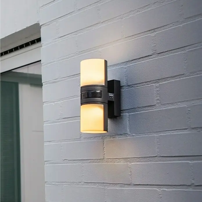 Lutec LED-Sensor-Außenwandleuchte Cyra - 16 W, L x B x H: 7,8 x 12 x 24,5 cm, Anthrazit/Weiß, Warmweiß - Diese Außenwandleuchte ist in einem modernen Stil gehalten und spendet warmes Licht, was sie zu einer grossartigen Ergänzung für jede Aussenbereich macht.