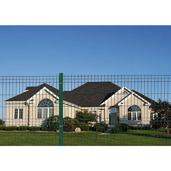 Panel de malla Eco Plus - L x Al: 2 x 1,5 m, Verde - La valla de malla metálica rodea una casa, brindando seguridad y privacidad. Su color verde se integra armoniosamente en el entorno.