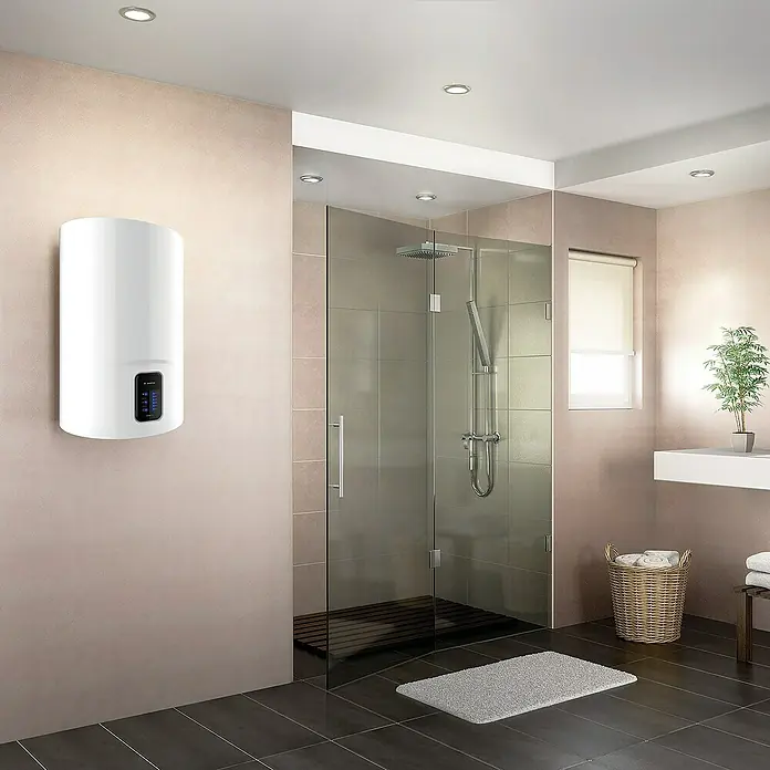 Ariston Termo eléctrico Lydos WIFI - 50 l, 1.500 W, Montaje en la pared - Un baño moderno con un calentador de agua Ariston en la pared, una ducha y toques luminosos.