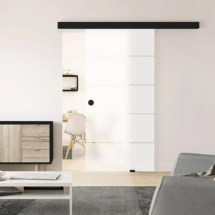 Diamond Doors Schiebetür-Komplettset Jubidoor 6.1 Premium - 935 x 2.058 mm, Schwarz, Einscheibensicherheitsglas (ESG) - Elegante weiße Schiebetür mit schwarzen Akzenten, die einen modernen Übergang zwischen den Wohnbereichen schafft und das stilvolle Interieur ergänzt.