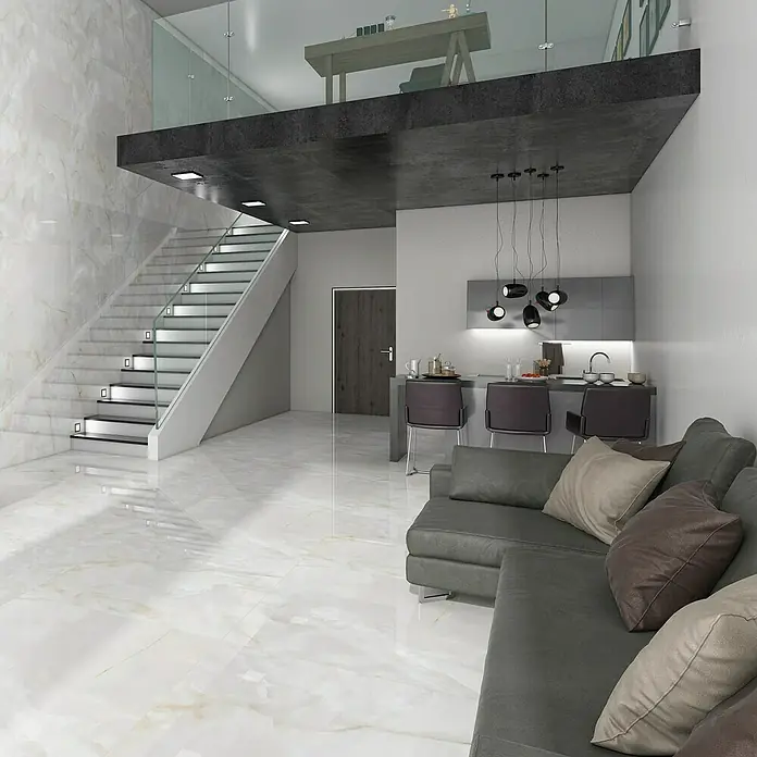 Feinsteinzeugfliese Onyx - 120 x 120 cm, Weiß, Glänzend - Wohnzimmer mit modernem grauen Ecksofa, Treppe mit Glasgeländer und offener Küche unter dem Zwischengeschoss.