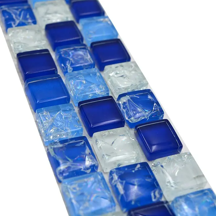 Fliesenbordüre YBO 1077 - 30 x 4,8 cm, Mix Blau/Weiß, Glänzend - Detailaufnahme einer Reihe blauer und weißer Glasmosaikfliesen, die ein elegantes Muster für Badezimmer oder Küchenrückwände bilden.