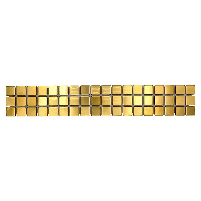 Fliesenbordüre Steel gestrichen YBO 15DG - 30 x 4,8 cm, Gold, Glänzend - Nahaufnahme einer Reihe goldener quadratischer Schokoladenstücke, die in einer transparenten Kunststoffverpackung angeordnet sind.