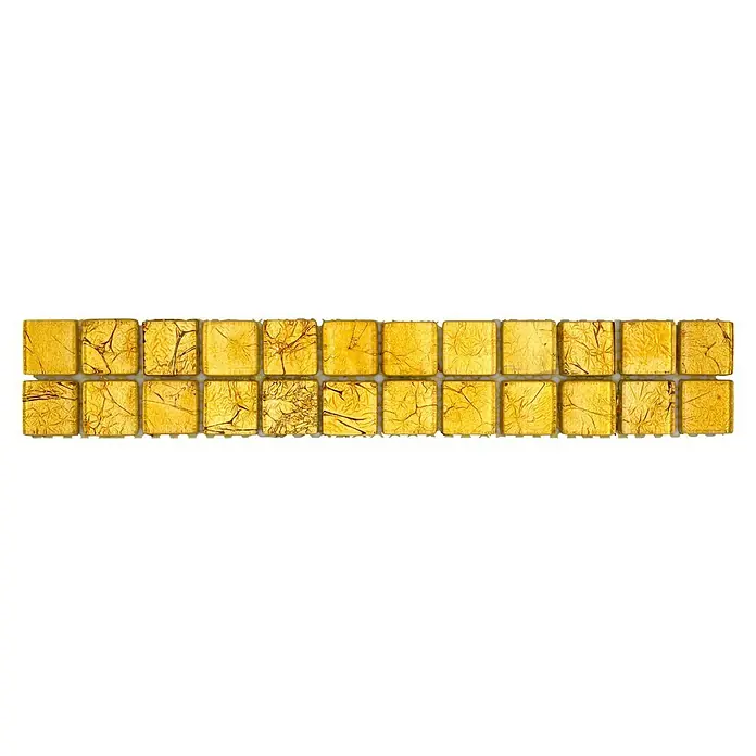 Fliesenbordüre Struktur YBO 8GO15 - 30 x 4,8 cm, Gold, Glänzend - Das Bild zeigt eine Reihe goldener Glasmosaikfliesen mit einem einzigartigen Muster. Ideal für luxuriöse Wand- und Bodendesigns, die Eleganz ausstrahlen.