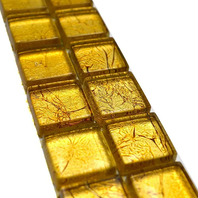 Fliesenbordüre Struktur YBO 8GO15 - 30 x 4,8 cm, Gold, Glänzend - Nahaufnahme von goldenen Mosaikfliesen, die ein luxuriöses und glänzendes Designelement für Innenräume darstellen.