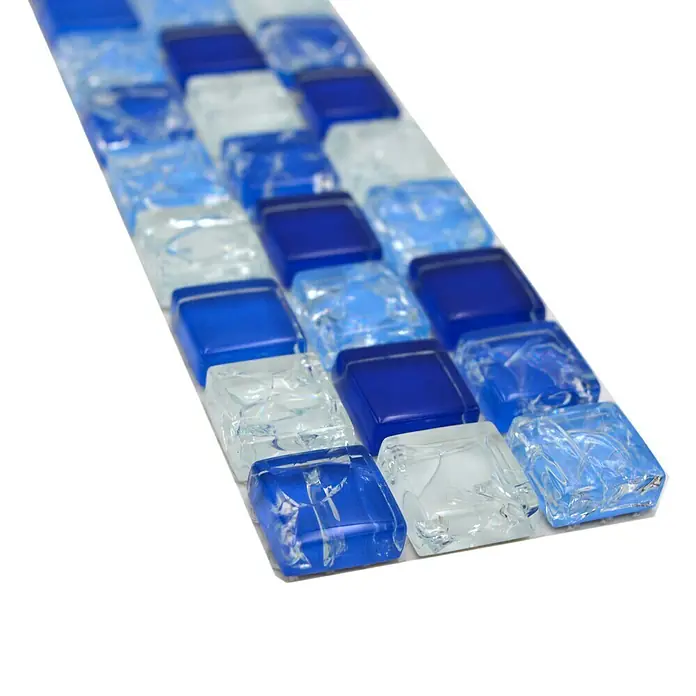 Fliesenbordüre YBO 1077 - 30 x 4,8 cm, Mix Blau/Weiß, Glänzend - Nahaufnahme eines Blatts mit blauen und weißen Glasmosaikfliesen, perfekt für stilvolle Badezimmer- oder Küchenrückwände.