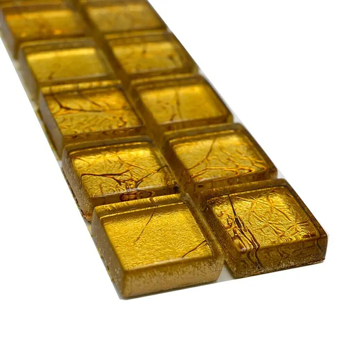 Fliesenbordüre Struktur YBO 8GO15 - 30 x 4,8 cm, Gold, Glänzend - Nahaufnahme von goldenen Glasmosaikfliesen, die ein luxuriöses und glänzendes Aussehen für jede Innenraumgestaltung bieten.