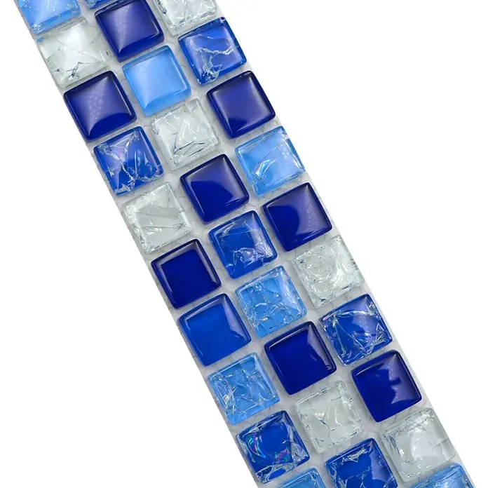 Fliesenbordüre YBO 1077 - 30 x 4,8 cm, Mix Blau/Weiß, Glänzend - Nahaufnahme einer Mosaikfliese mit blauen, hellblauen und klaren Glasquadraten, die sich ideal für Bad und Küche eignet.