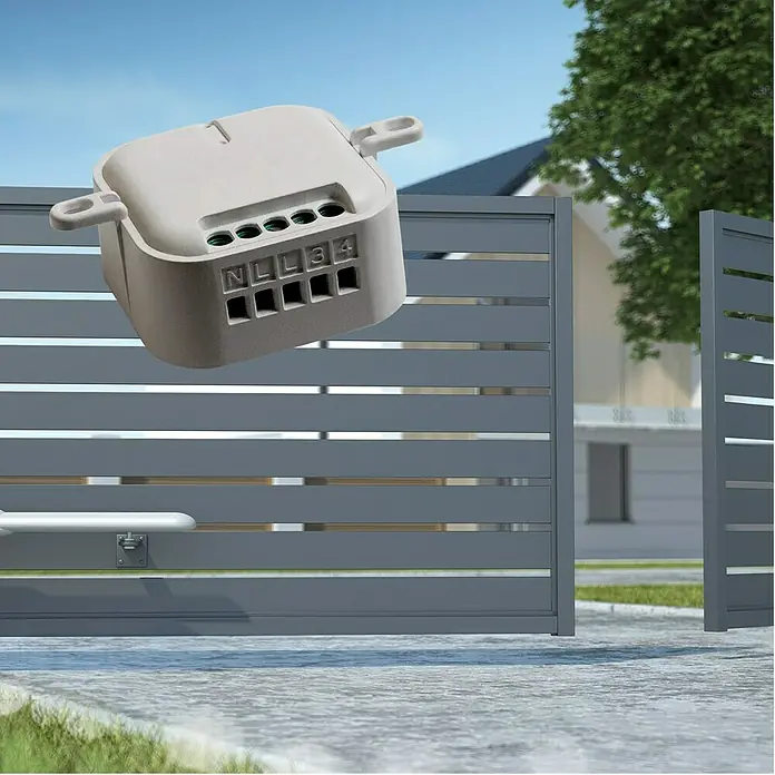 Intertechno Funkschalter ITL-1001 Einbau-Impusschalter - Max. Leistung: 1.000 W - Naheaufnahme eines Hausautomationsgeräts mit Beschriftung vor einem grauen Gartenzaun.