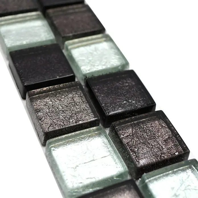Fliesenbordüre Struktur YBO 8BS18 - 30 x 4,8 cm, Mix Silber/Schwarz, Glänzend - Nahaufnahme von quadratischen Mosaikfliesen in Schwarz- und Grautönen, die ein glänzendes und strukturiertes Muster für die Dekoration bilden.