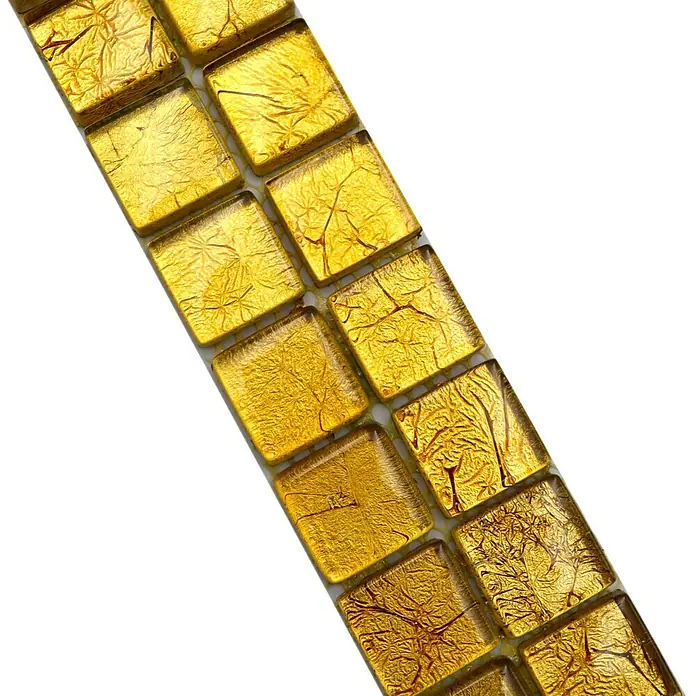 Fliesenbordüre Struktur YBO 8GO15 - 30 x 4,8 cm, Gold, Glänzend - Nahaufnahme eines Blattes goldener quadratischer Mosaikfliesen, die sich ideal für dekorative Oberflächen eignen.