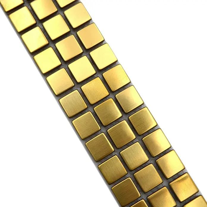 Fliesenbordüre Steel gestrichen YBO 15DG - 30 x 4,8 cm, Gold, Glänzend - Nahaufnahme eines goldenen Armbands mit quadratischen Gliedern, die ein elegantes und luxuriöses Accessoire für jeden Anlass darstellen.